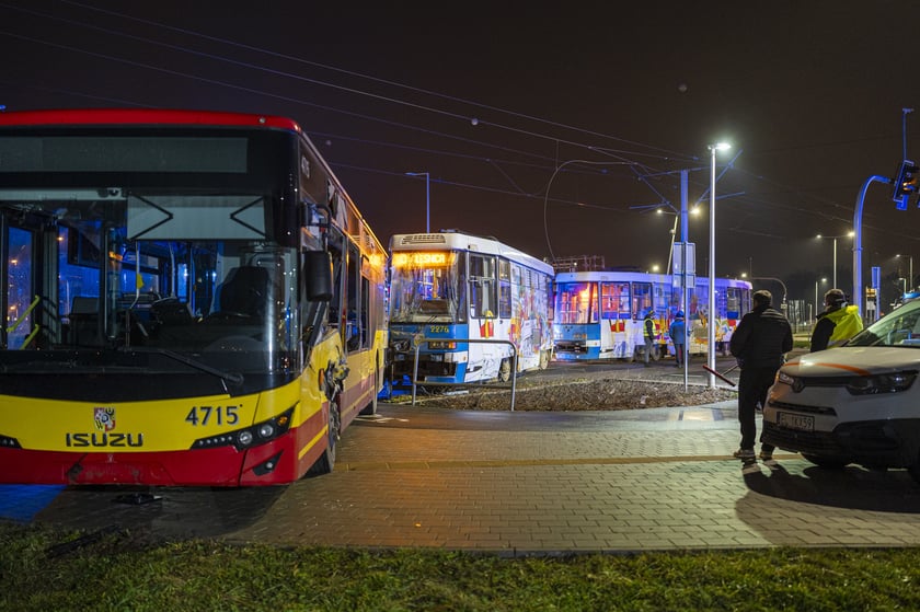 Tramwaj nr 10 wjechał w bok autobusu nr 107. Cztery osoby są lekko ranne